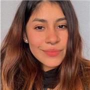 Estudiante que imparte clases a niños de primaria